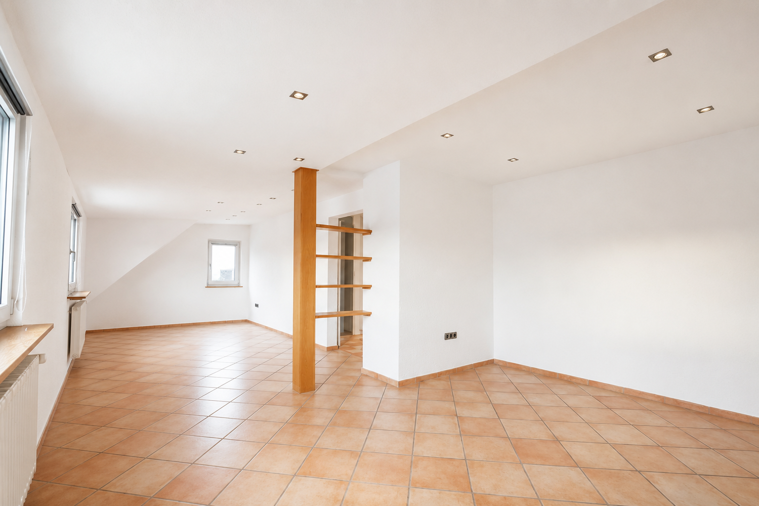 Helle ca. 80 m² große 2-Zimmer-Maisonettewohnung mit Spitzboden, Einbauküche und Tageslichtbad - Foto 1