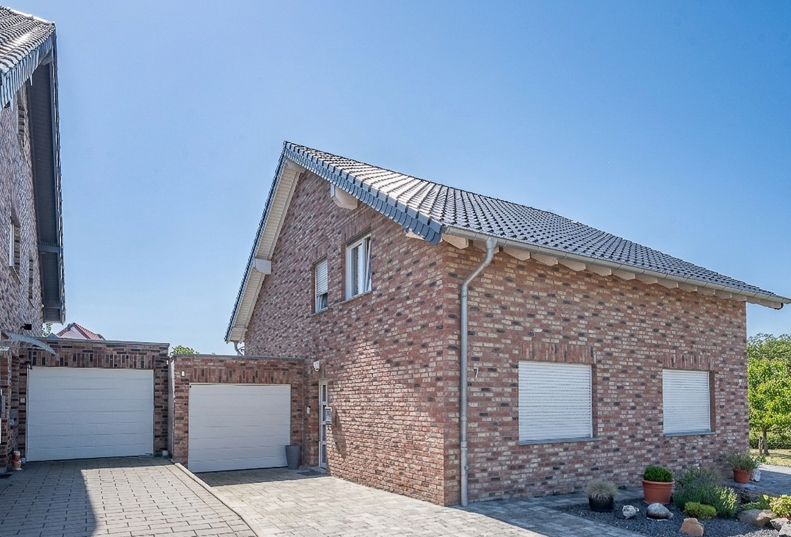 Lichtdurchflutete Dachgeschosswohnung auf 80 m² mit Wohlfühlbalkon, eigenem Eingang und Garage - Photo 1